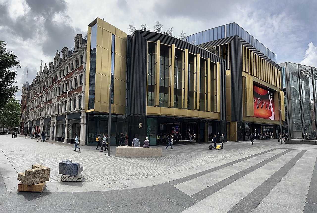 El complejo Outernet con sus pantallas gigantes en el centro de Londres