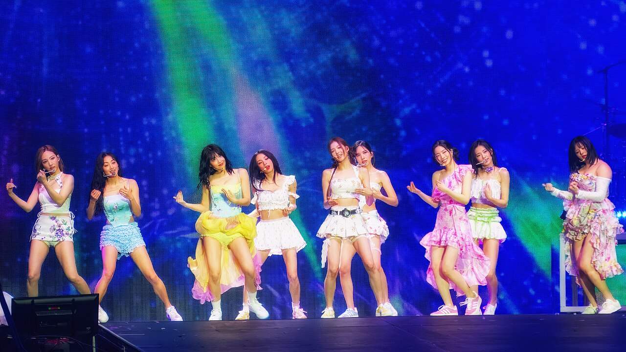 Las nueve integrantes de TWICE en el escenario durante un concierto en Las Vegas