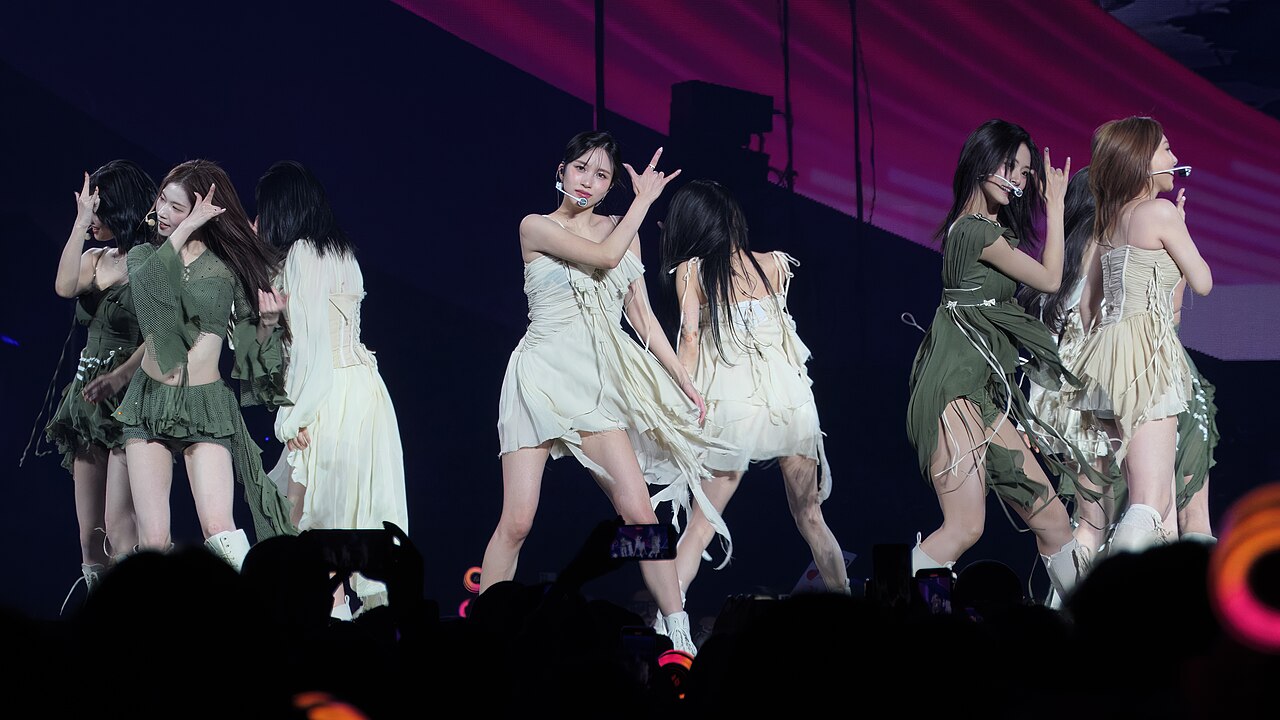Las integrantes de TWICE en el escenario durante un concierto de su gira mundial