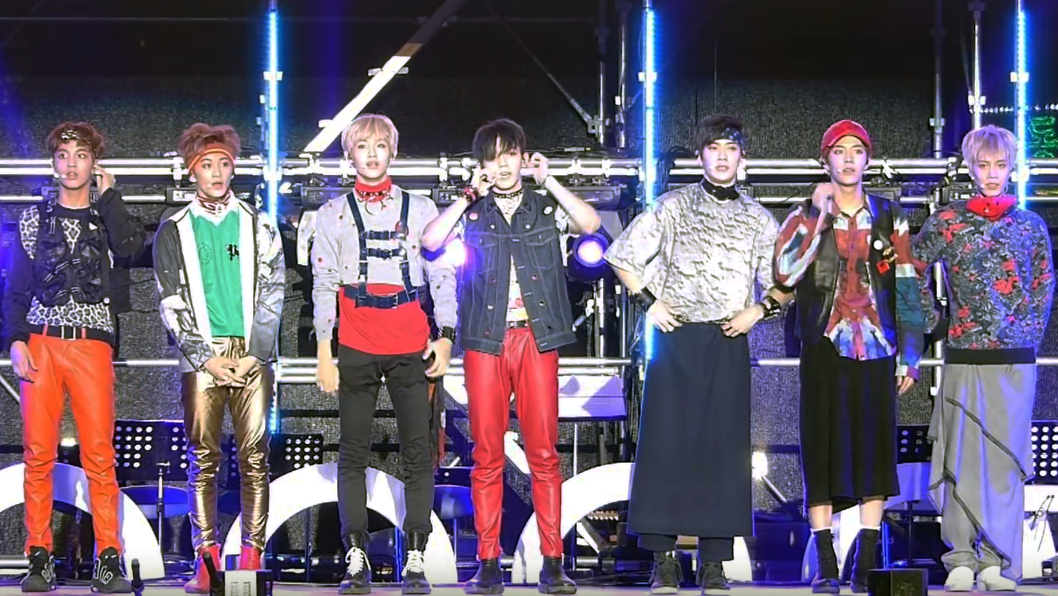 Los integrantes de NCT 127 sobre el escenario en Busan