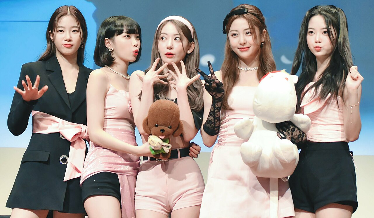 Las integrantes de LE SSERAFIM en un fansign en 2022