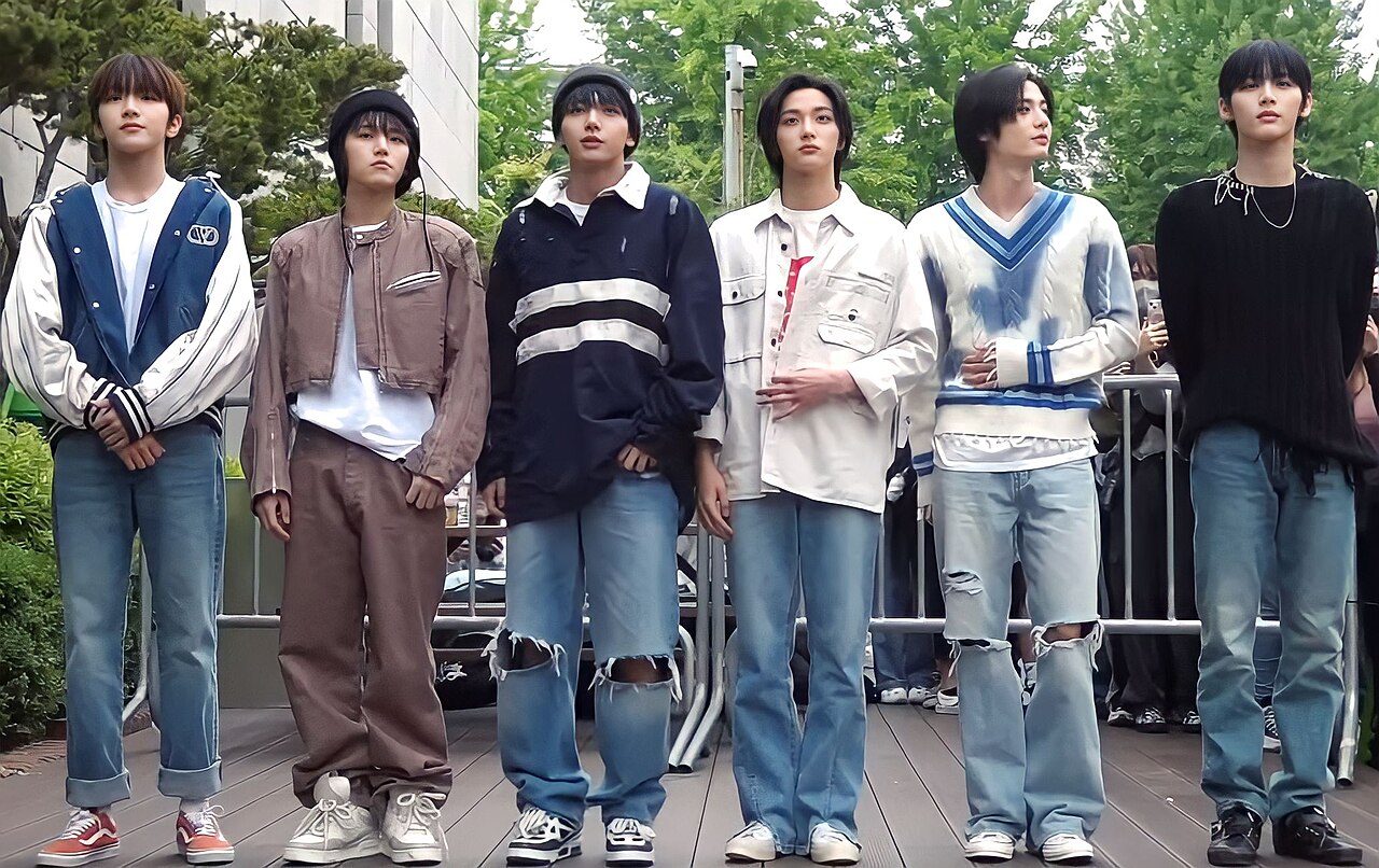 Los seis integrantes de BOYNEXTDOOR en una foto de grupo de 2023