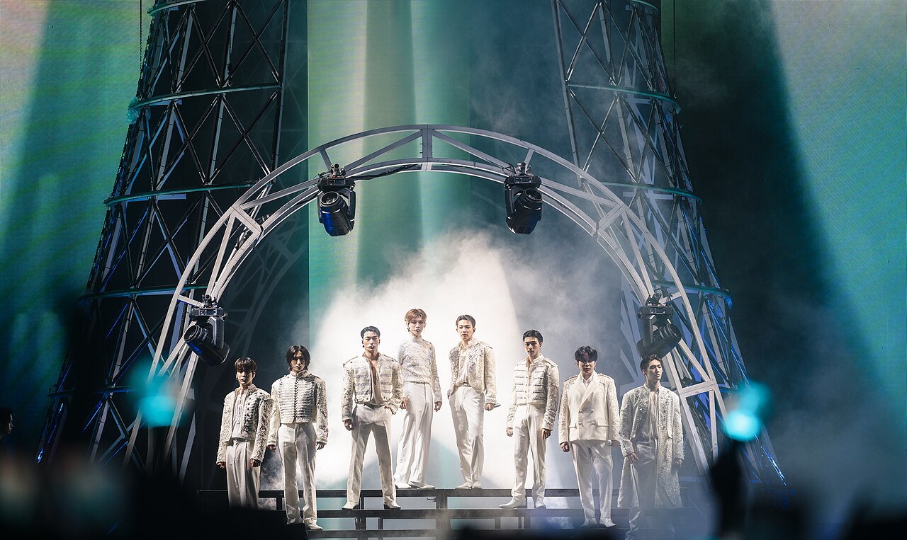 Los ocho integrantes de ATEEZ en una foto de grupo de 2024