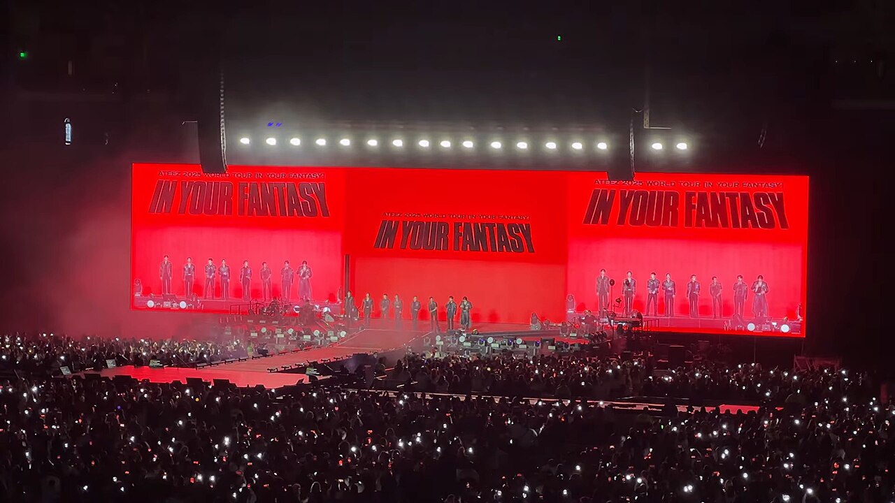 ATEEZ en su gira In Your Fantasy en el estadio BMO de Los Ángeles