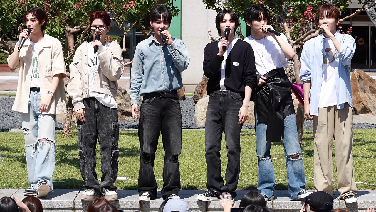 BOYNEXTDOOR en el programa Music Bank en 2023