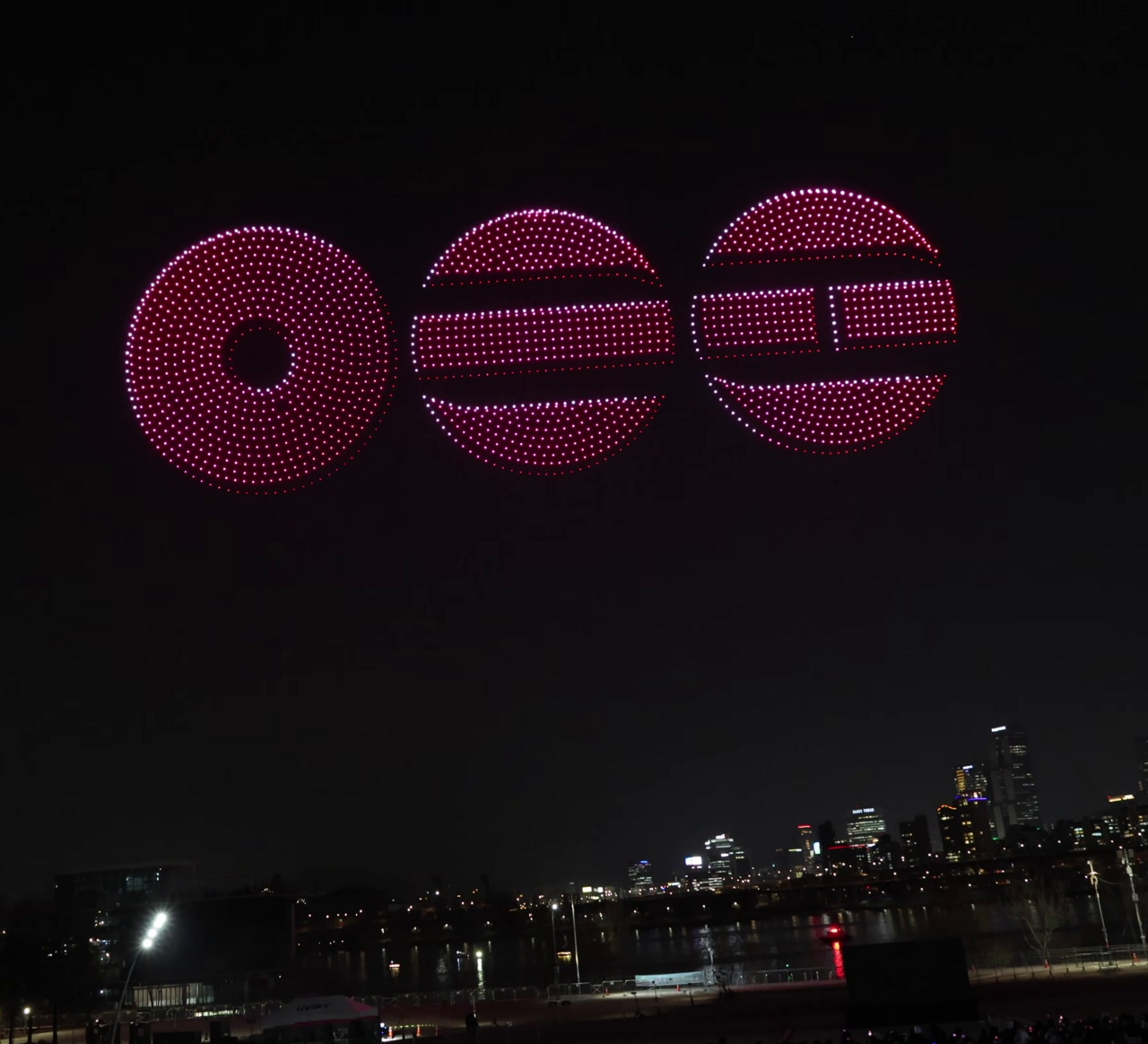 Show de drones iluminando el cielo durante el regreso de BTS con el álbum Arirang