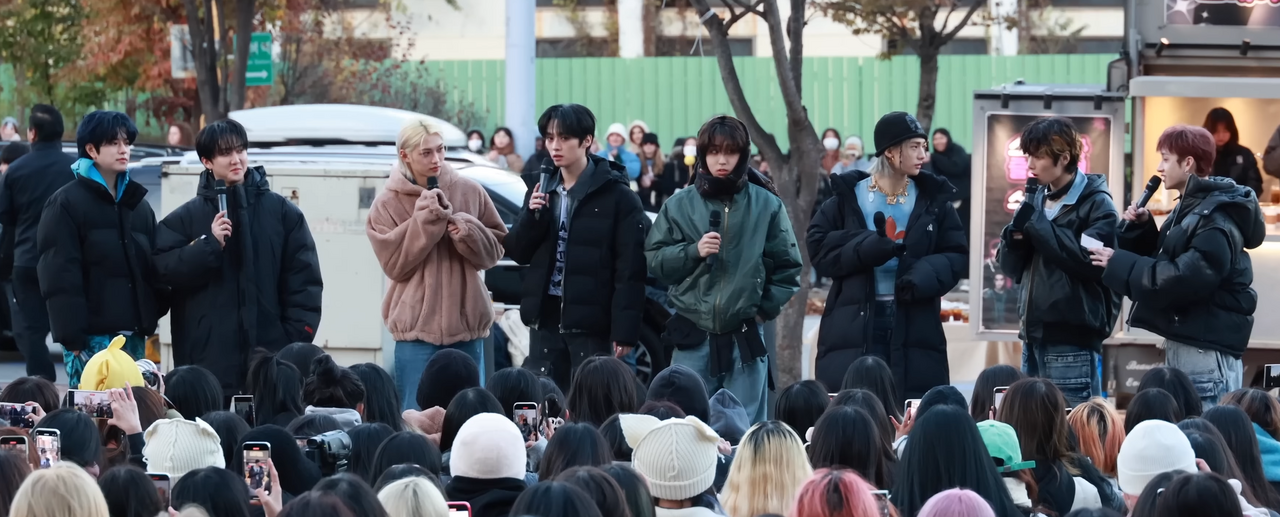 Stray Kids en un mini fan meeting de Music Core en 2023