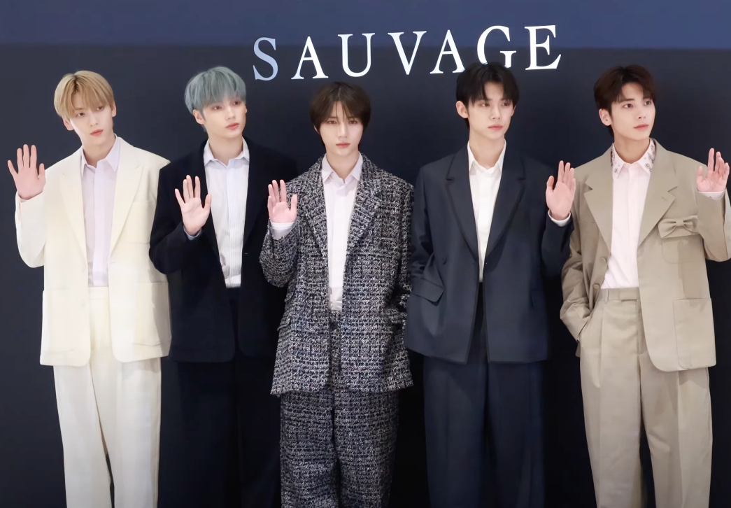 Los integrantes de TXT en un evento de Dior Sauvage
