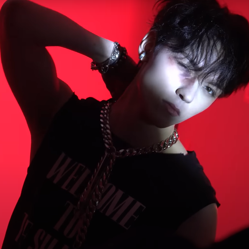 Vernon de SEVENTEEN en la portada de su proyecto en solitario Black Eye