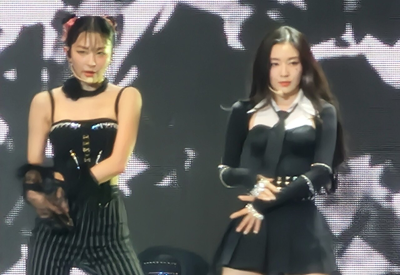 Irene y Seulgi de Red Velvet en un concierto en 2023