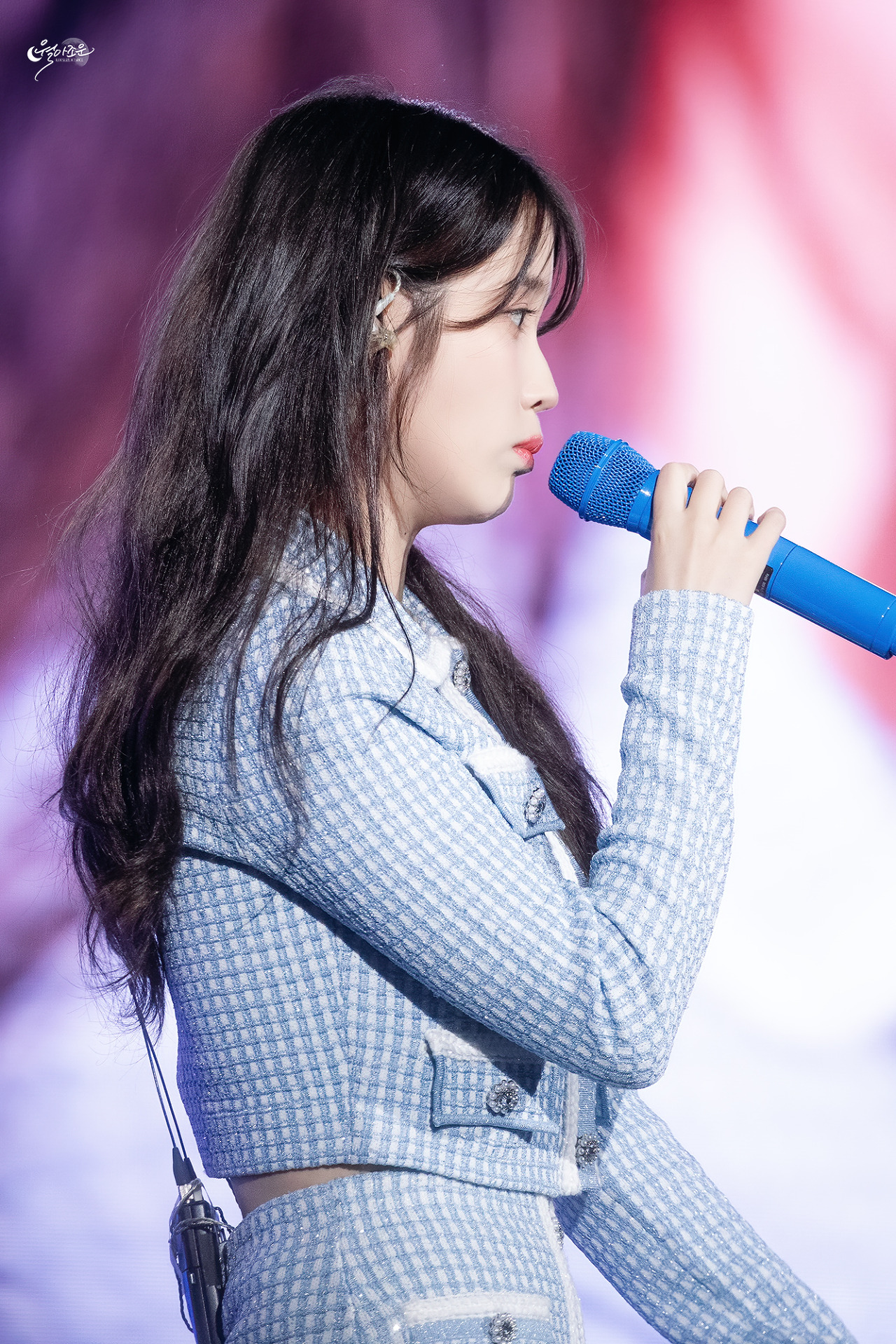 IU en uno de sus conciertos en 2023