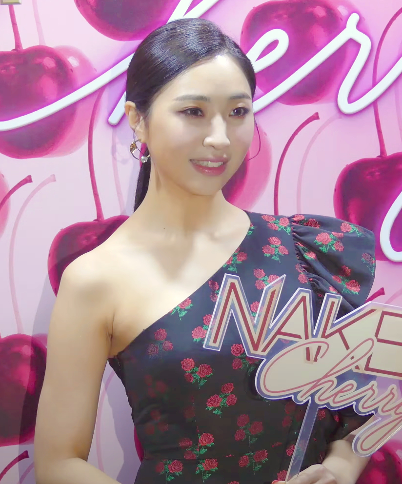 Minzy de 2NE1 en una aparición en 2018