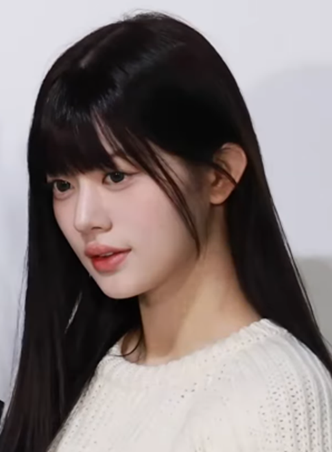 Minju de ILLIT en un photocall de Canada Goose