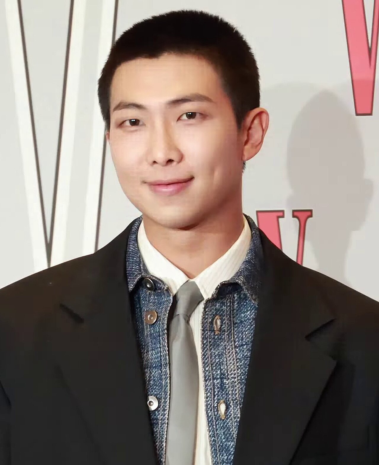 RM de BTS en un evento de W Korea en 2023