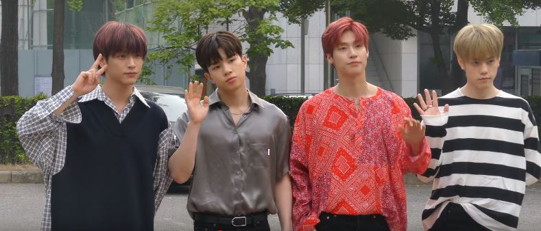 N.Flying posando para la prensa