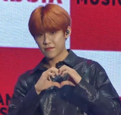 Park Woo-jin de AB6IX en una aparición en 2019