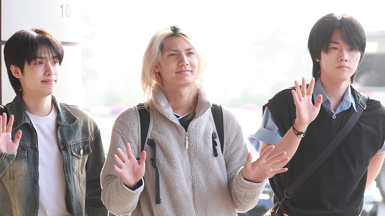 Xdinary Heroes en el aeropuerto de Gimpo en 2025