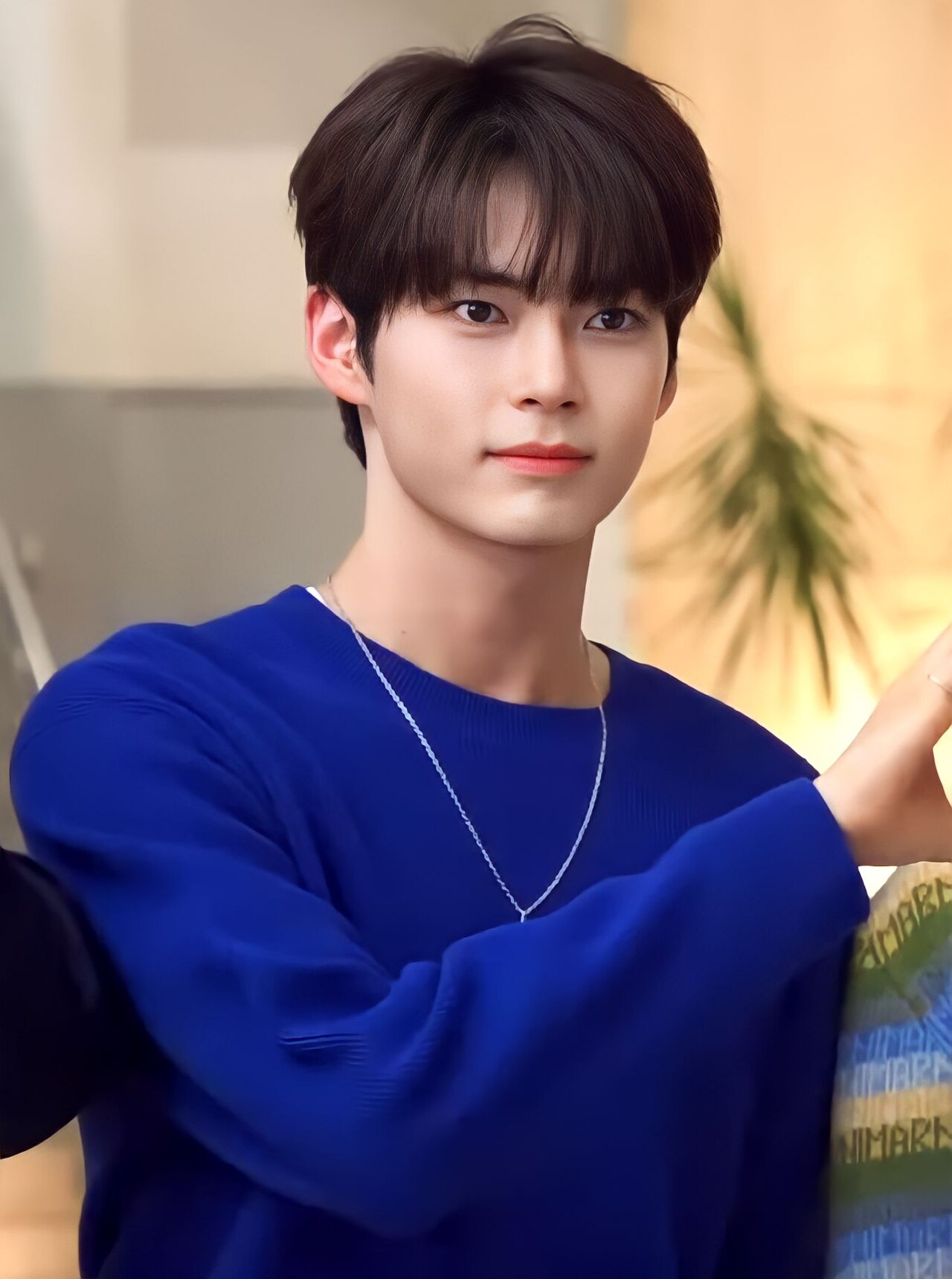 Sung Han-bin de ZEROBASEONE en una sesión de fotos en 2023
