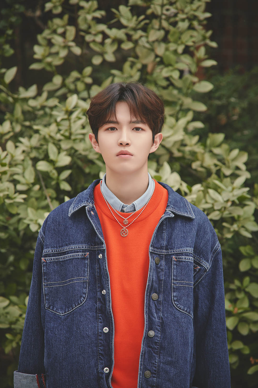 Kim Jae-hwan en su debut en solitario en 2019