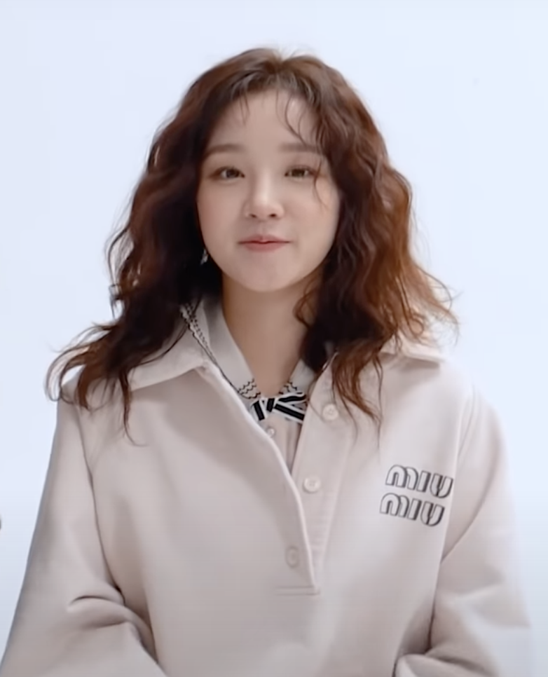 YUQI de i-dle en un evento en 2021
