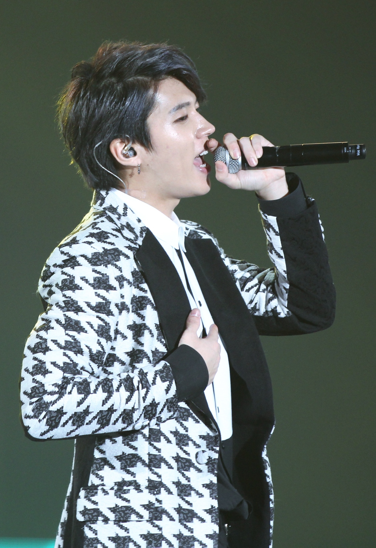 Nam Woo-hyun de INFINITE en una gira en 2015