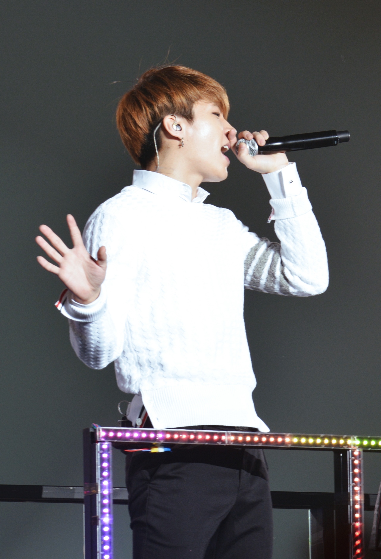 Nam Woo-hyun de INFINITE en el escenario en 2015